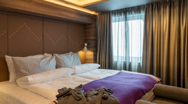 Hurtigruten - MS Roald Amundsen - Expedition Suite MB 4.png